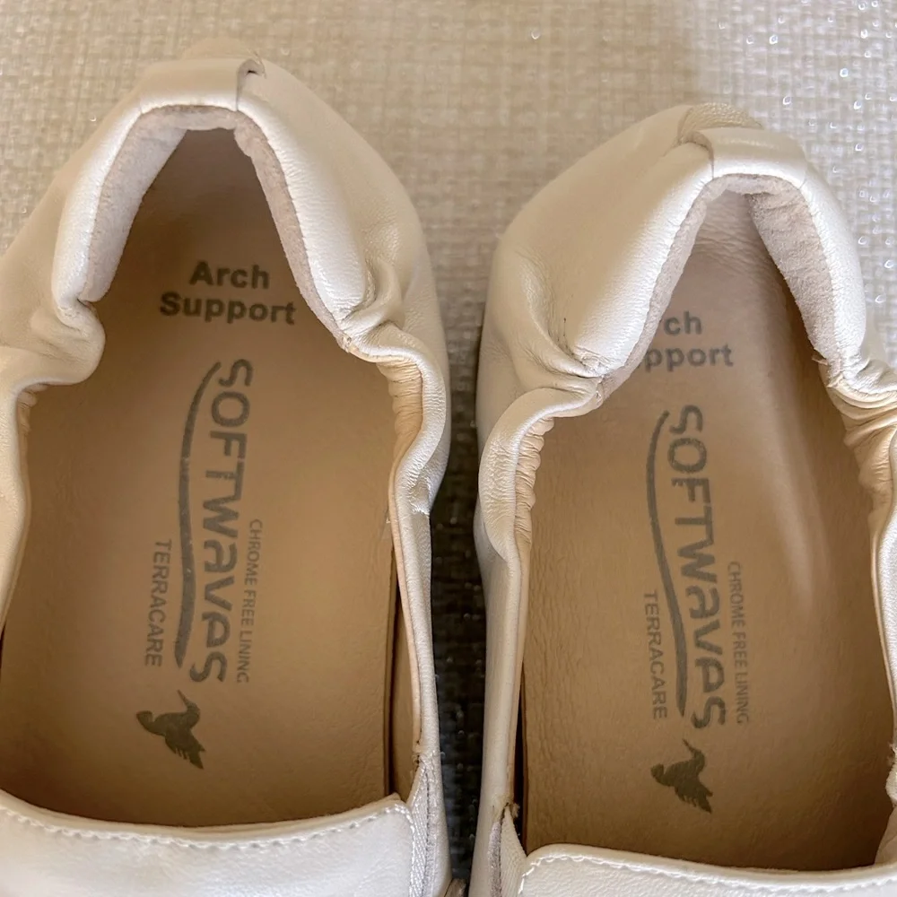 Softwaves Gali Loafer Creme Cream with Link Accents size 7 7.5
